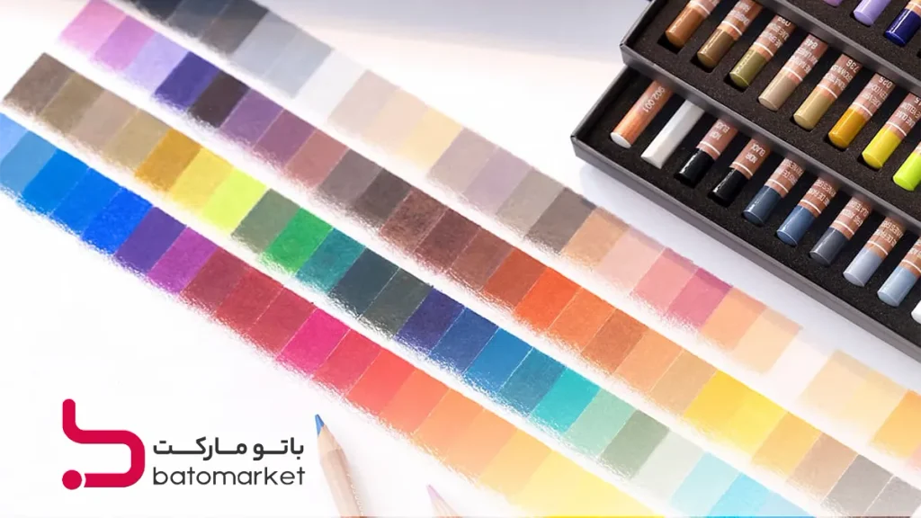 طیف‌های متنوع مداد رنگی روی کاغذ نقاشی